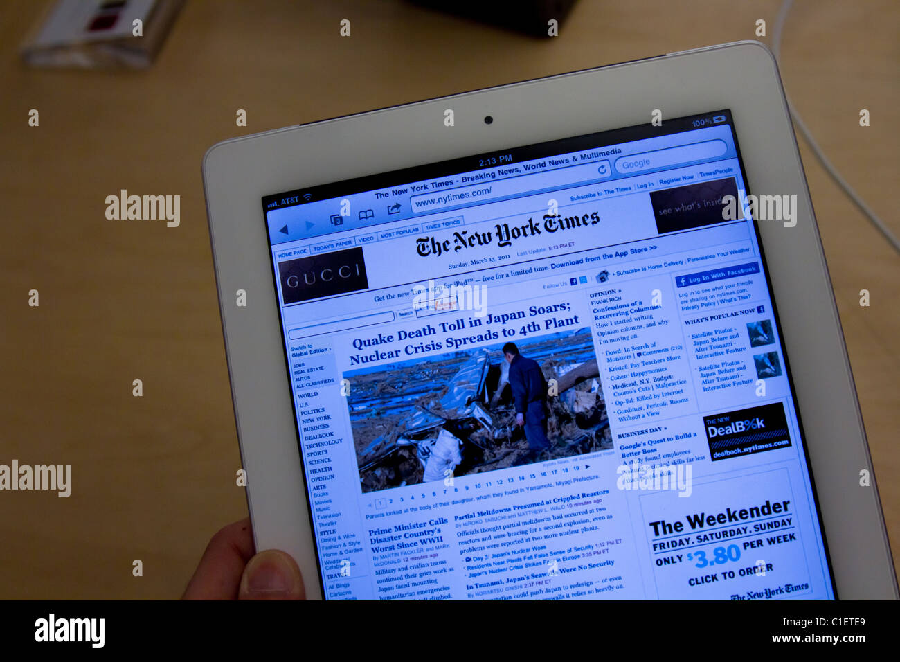 New York Times lesen auf weißen ipad Stockfoto