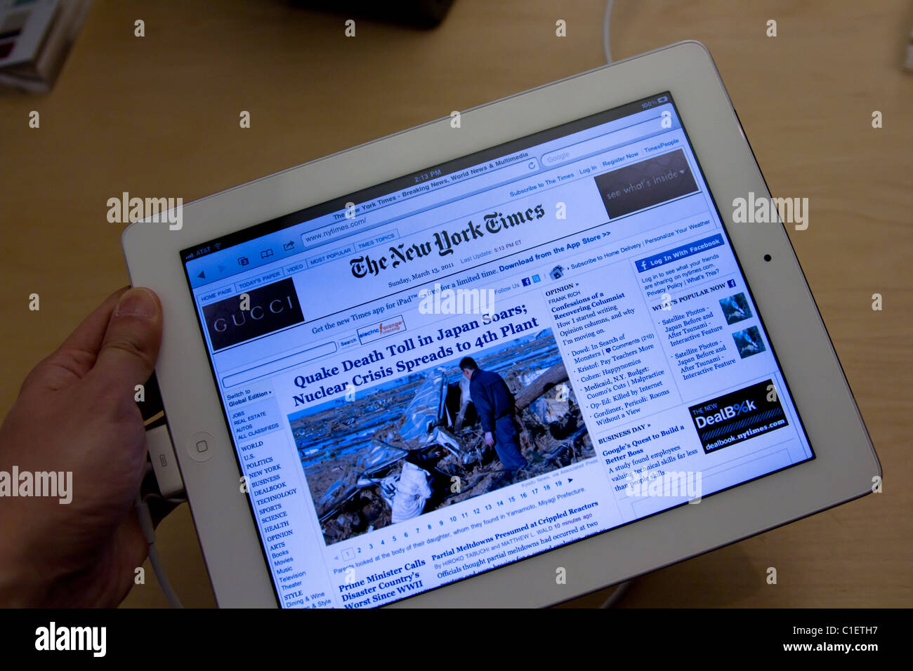 Lesen der New York Times auf dem Apple Ipad 2 Stockfoto