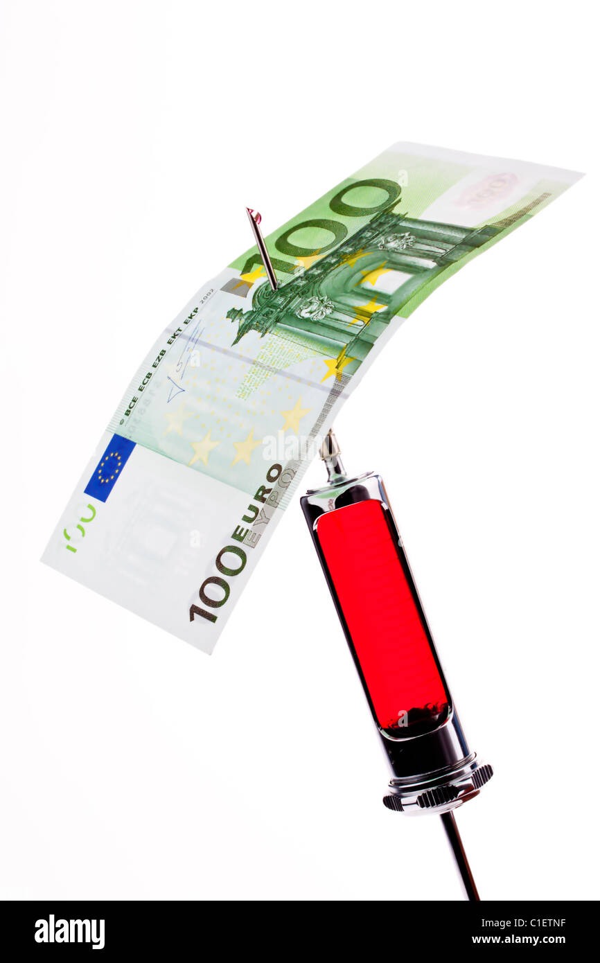 Nadel und Spritze mit Euro. Symbol für Kosten der Gesundheitspolitik. Stockfoto