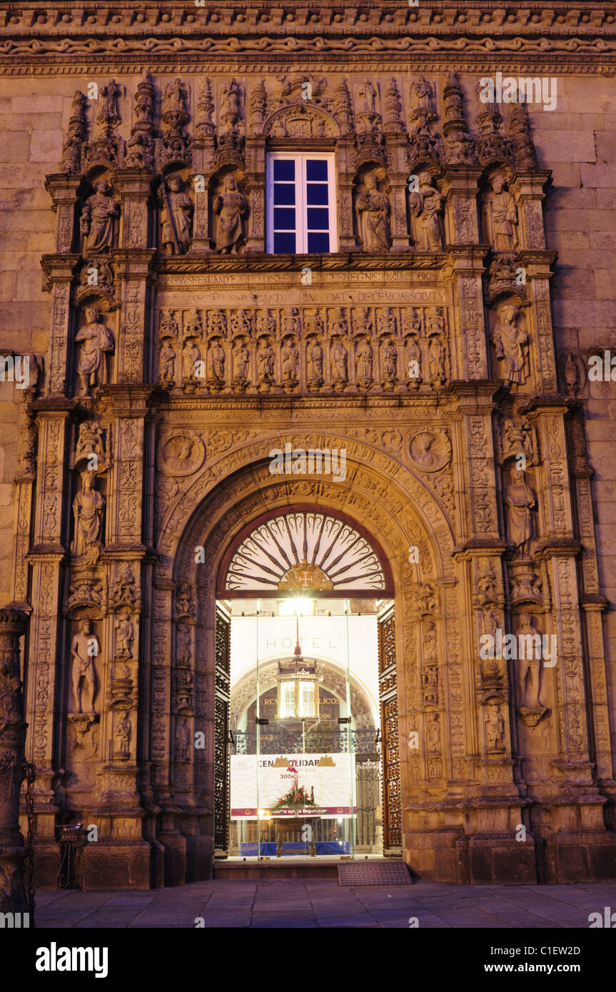 Fassade des Hostal de Los Reyes Catolicos. Praza Obradoiro, Santiago De Compostela, Galicien, Spanien. Stockfoto