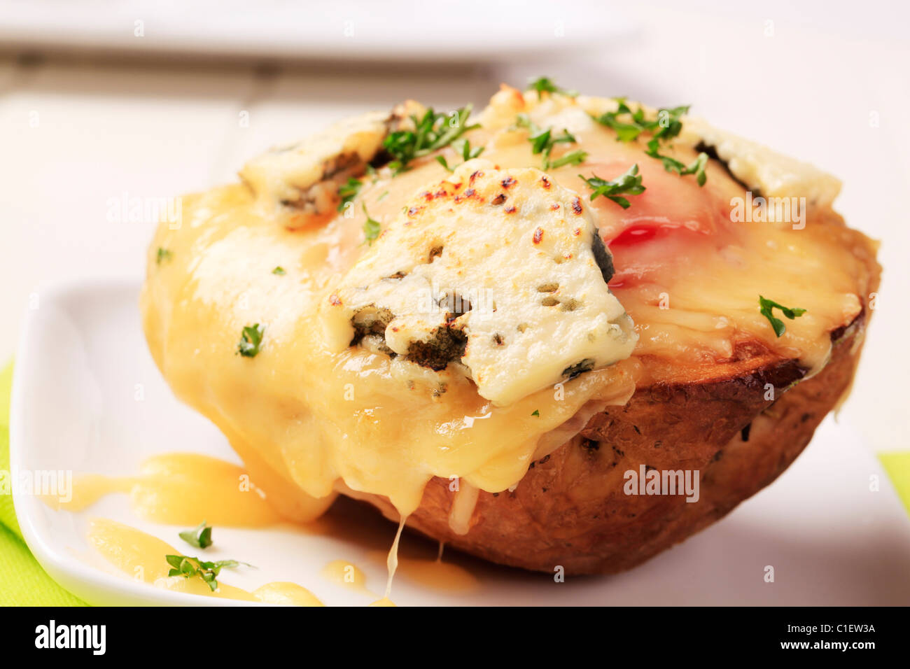 Doppelt Käse zweimal gebackene Kartoffel mit Petersilie bestreut Stockfoto