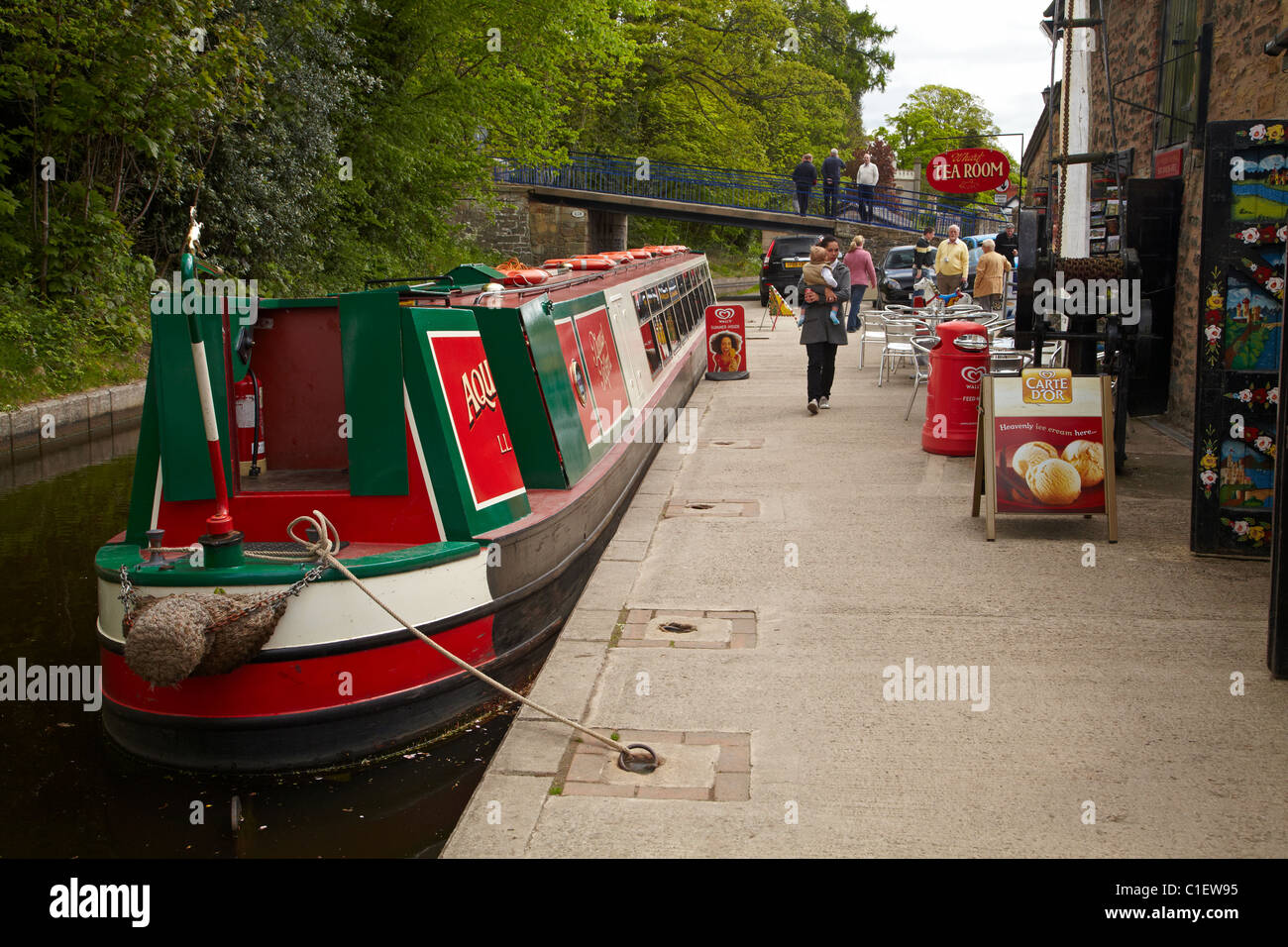 Schmale Boot, Llangollen Wharf und Llangollen Kanal, Llangollen, Denbighshire, Wales, Vereinigtes Königreich Stockfoto