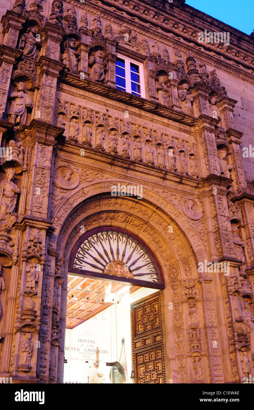 Fassade des Hostal de Los Reyes Catolicos. Praza Obradoiro, Santiago De Compostela, Galicien, Spanien. Stockfoto