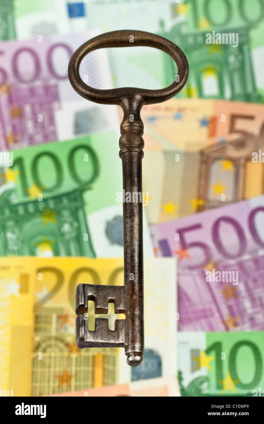 Viele Euro-Banknoten mit Schlüssel Stockfoto