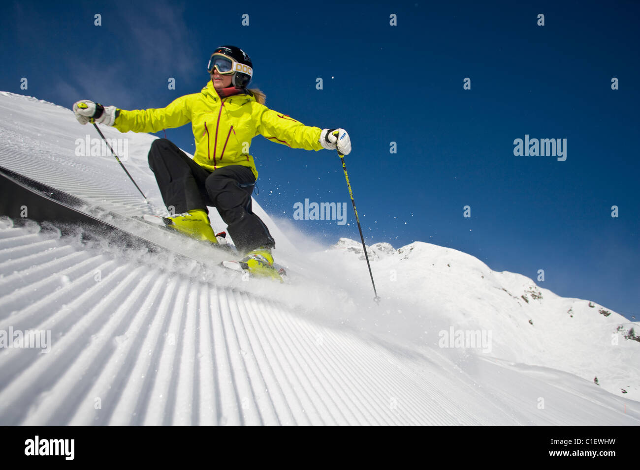 Frau, Skifahren Stockfoto