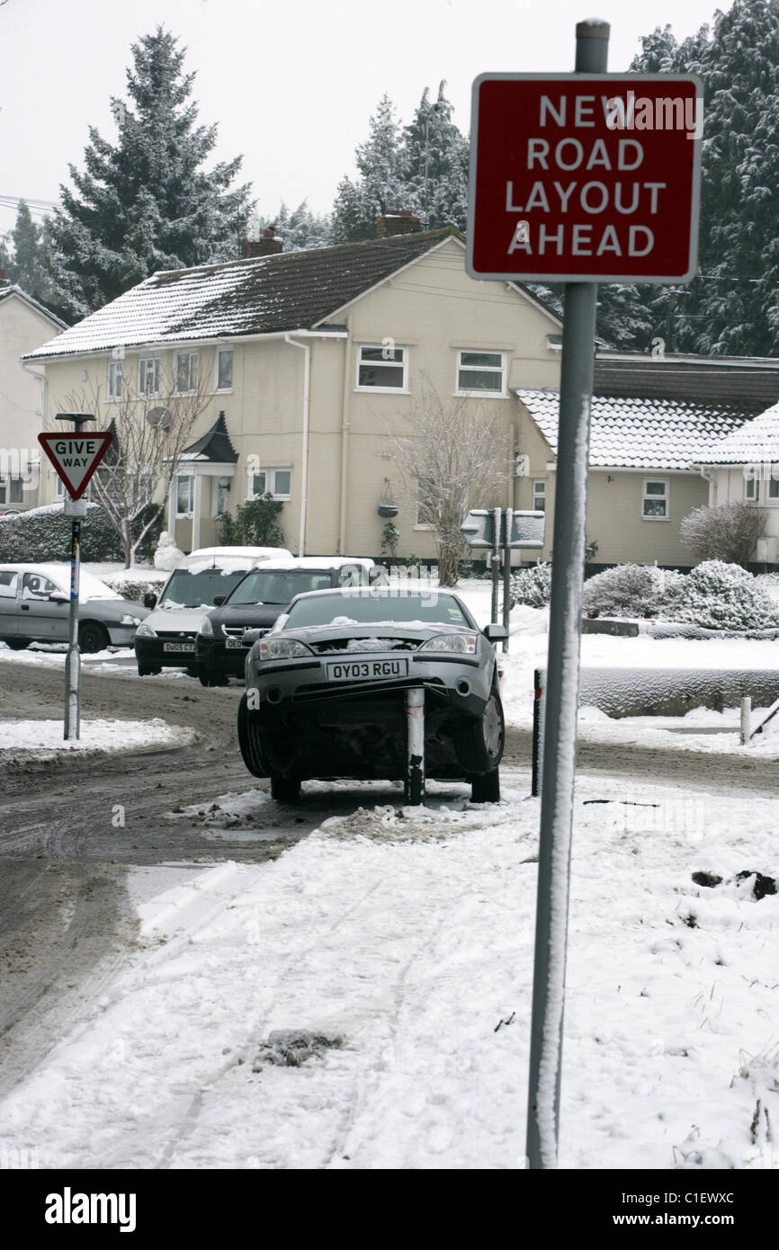 Ein Auto, aufgestützt auf einer Straße-Poller nach einem Unfall auf der vereisten Straßen in Salisbury im Winter 2010 Stockfoto