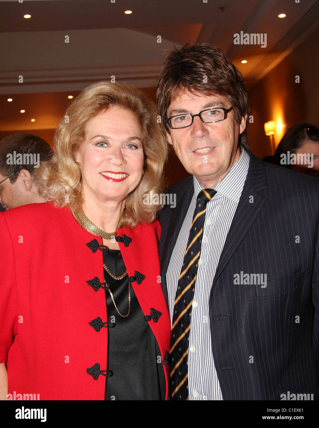 Valerie Leon statt Mike Read Sonntag Mittagessen mit Leslie Phillips im London Marriott Hotel Regents Park London, England- Stockfoto