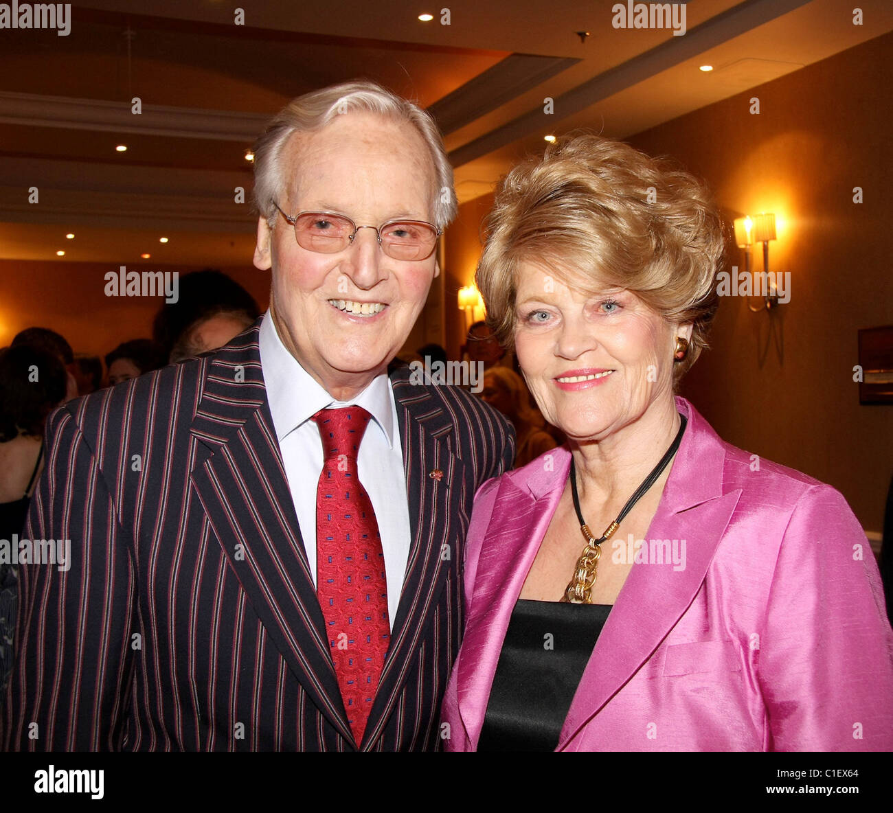 Nicholas Parsons, Annie Parsons Sonntag Mittagessen mit Leslie Phillips in London Marriott Hotel Regents Park in London stattfand, Stockfoto