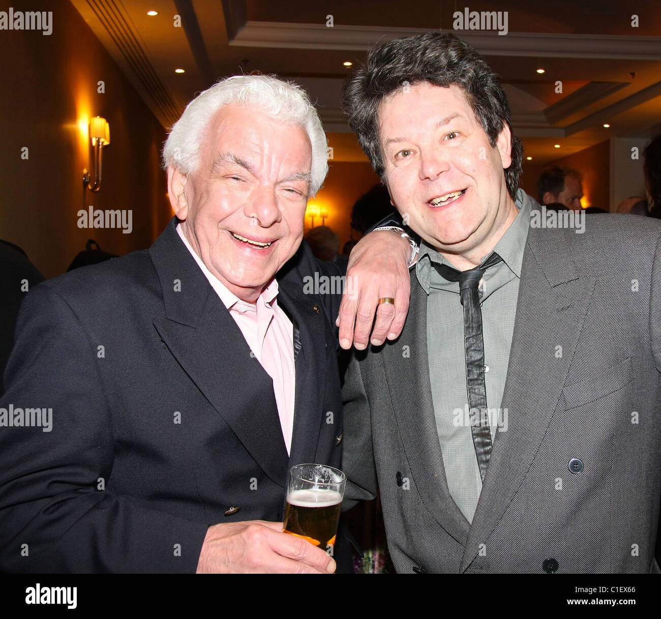 Barry Cryer statt Mark Perry Sonntag Mittagessen mit Leslie Phillips im London Marriott Hotel Regents Park London, England- Stockfoto