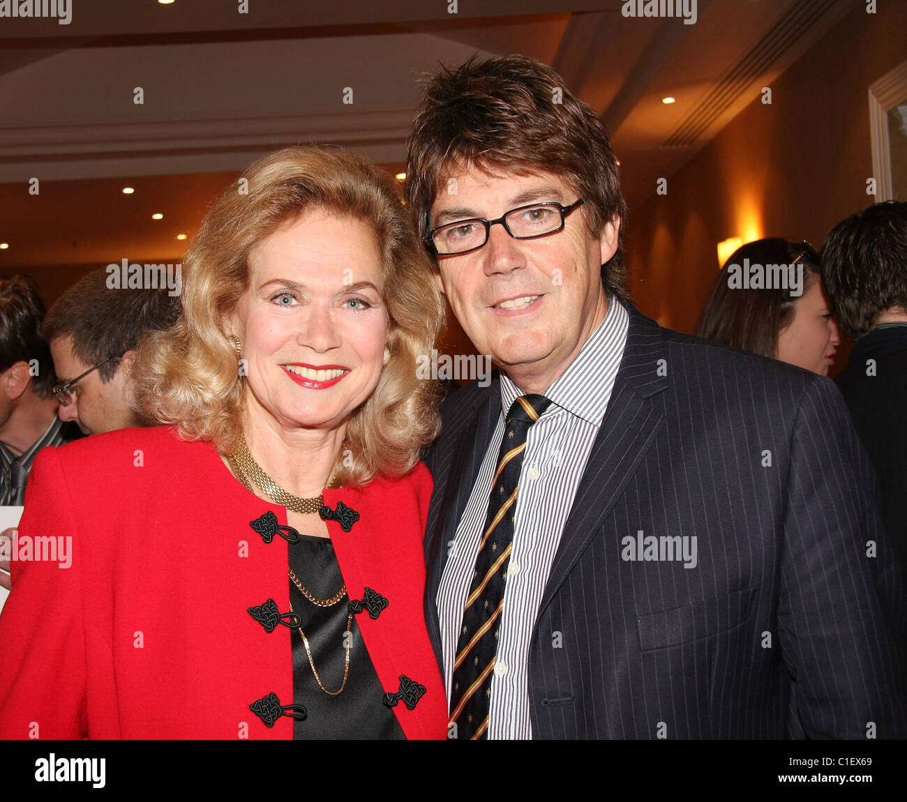 Valerie Leon statt Mike Read Sonntag Mittagessen mit Leslie Phillips im London Marriott Hotel Regents Park London, England- Stockfoto