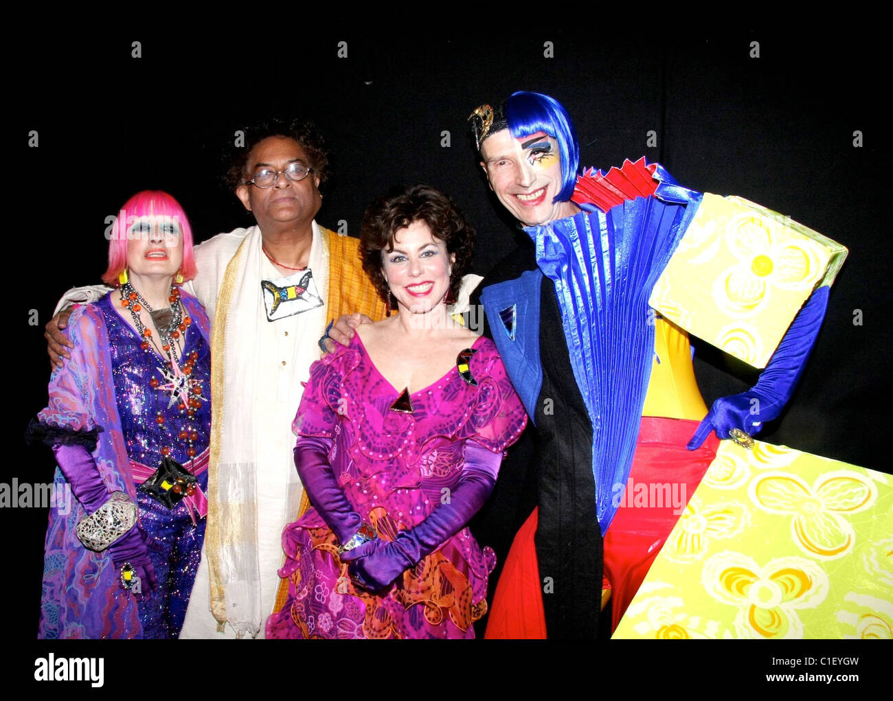 Zandra Rhodes, Rajeev Sethi, Ruby Wax und Andrew Logan Alternative Miss World 2009 Wettbewerb in der Runde House in London stattfand, Stockfoto