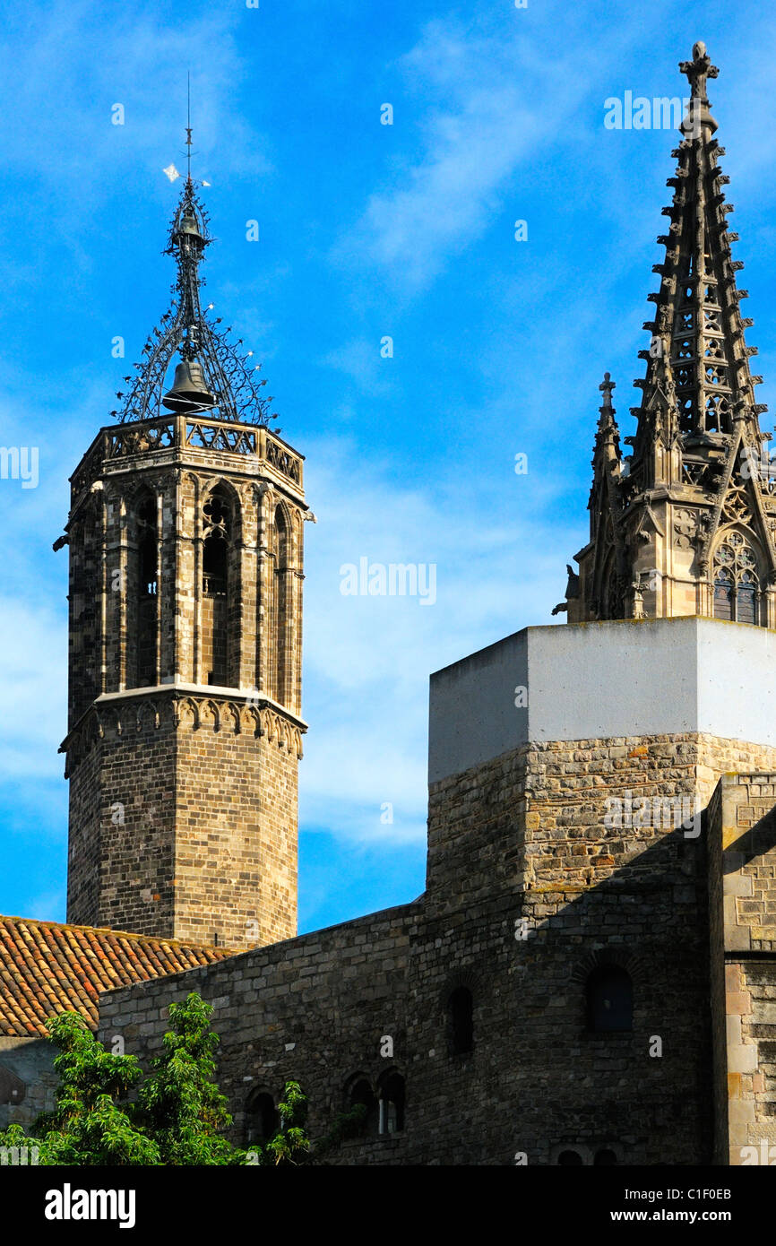 Glockenturm an der gotischen Catedral De La Santa Cruz y Santa Eulalia de Barcelona, Pla De La Seu, Barcelona, Spanien. Stockfoto