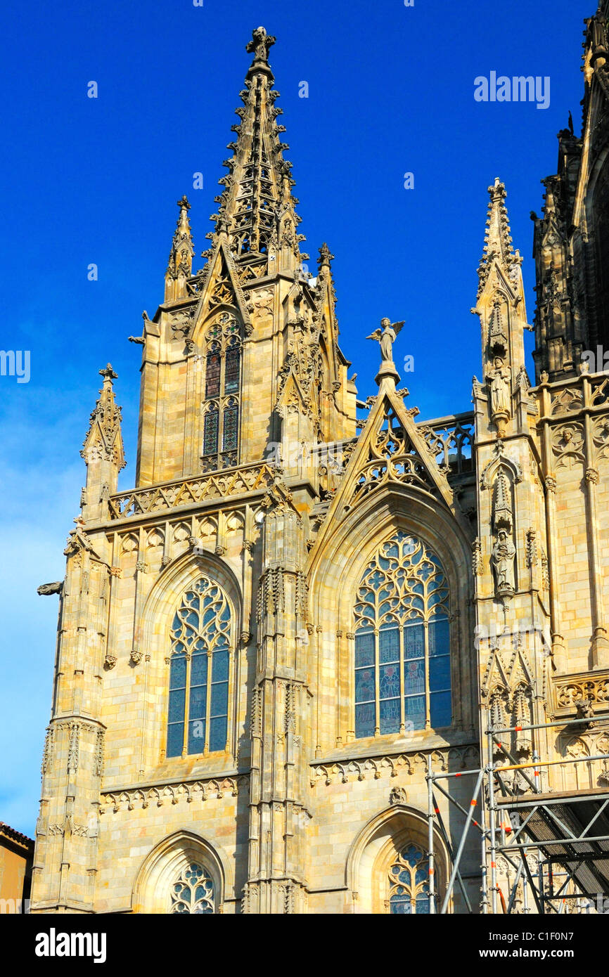 Die vorderen linken Turm der gotischen Catedral De La Santa Cruz y Santa Eulalia de Barcelona, Pla De La Seu, Barcelona, Spanien. Stockfoto