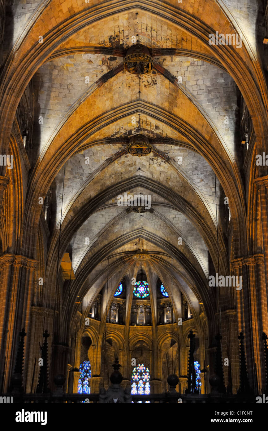 Im Inneren der gotischen Catedral De La Santa Cruz y Santa Eulalia de Barcelona, Pla De La Seu, Barcelona, Spanien. Stockfoto