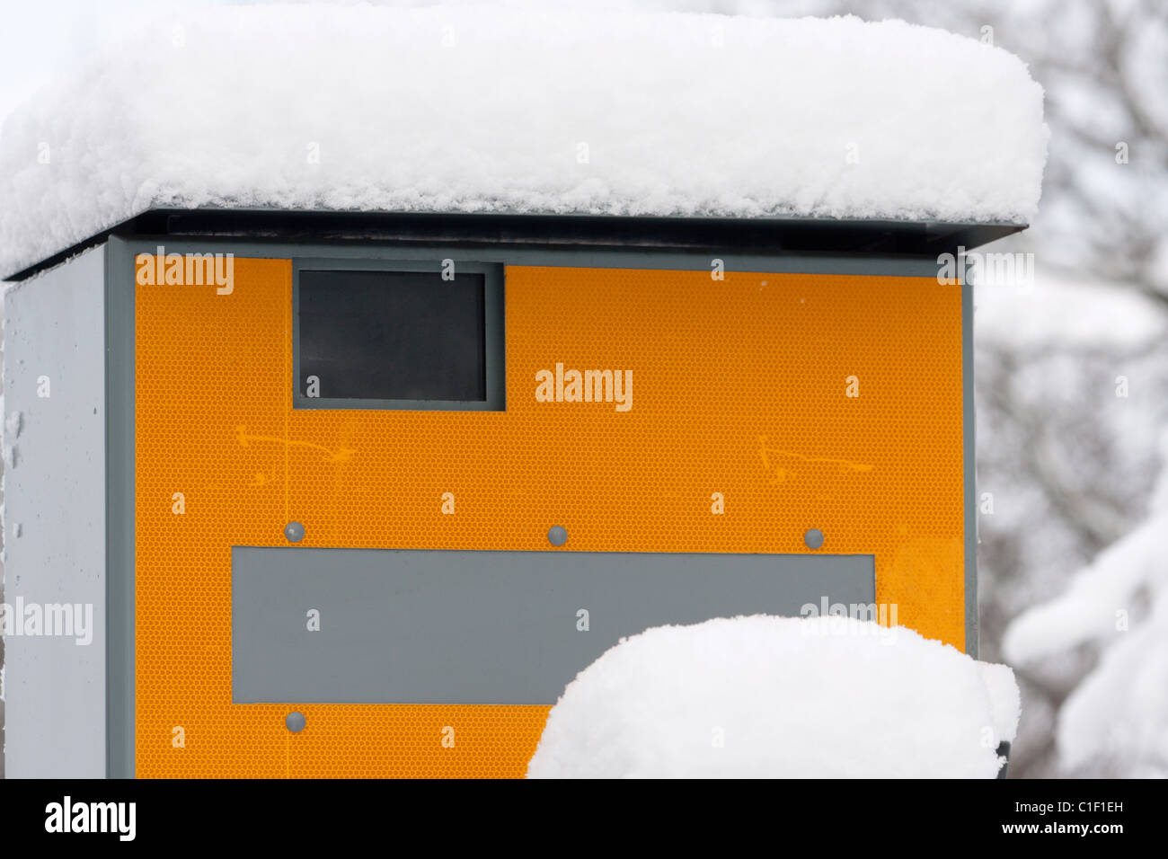 Schneebedeckte GATSO Blitzer Stockfoto