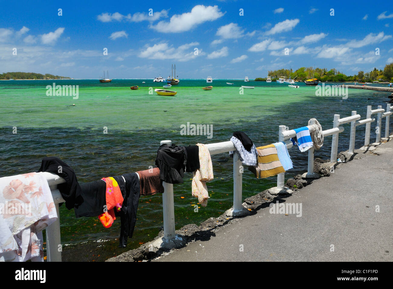 Einheimischen hängen ihre Tuch zum Trocknen entlang der Hafenpromenade in der kleinen Ostküste Dorf von Trou d ' Eau Douce, Flacq, Mauritius. Stockfoto