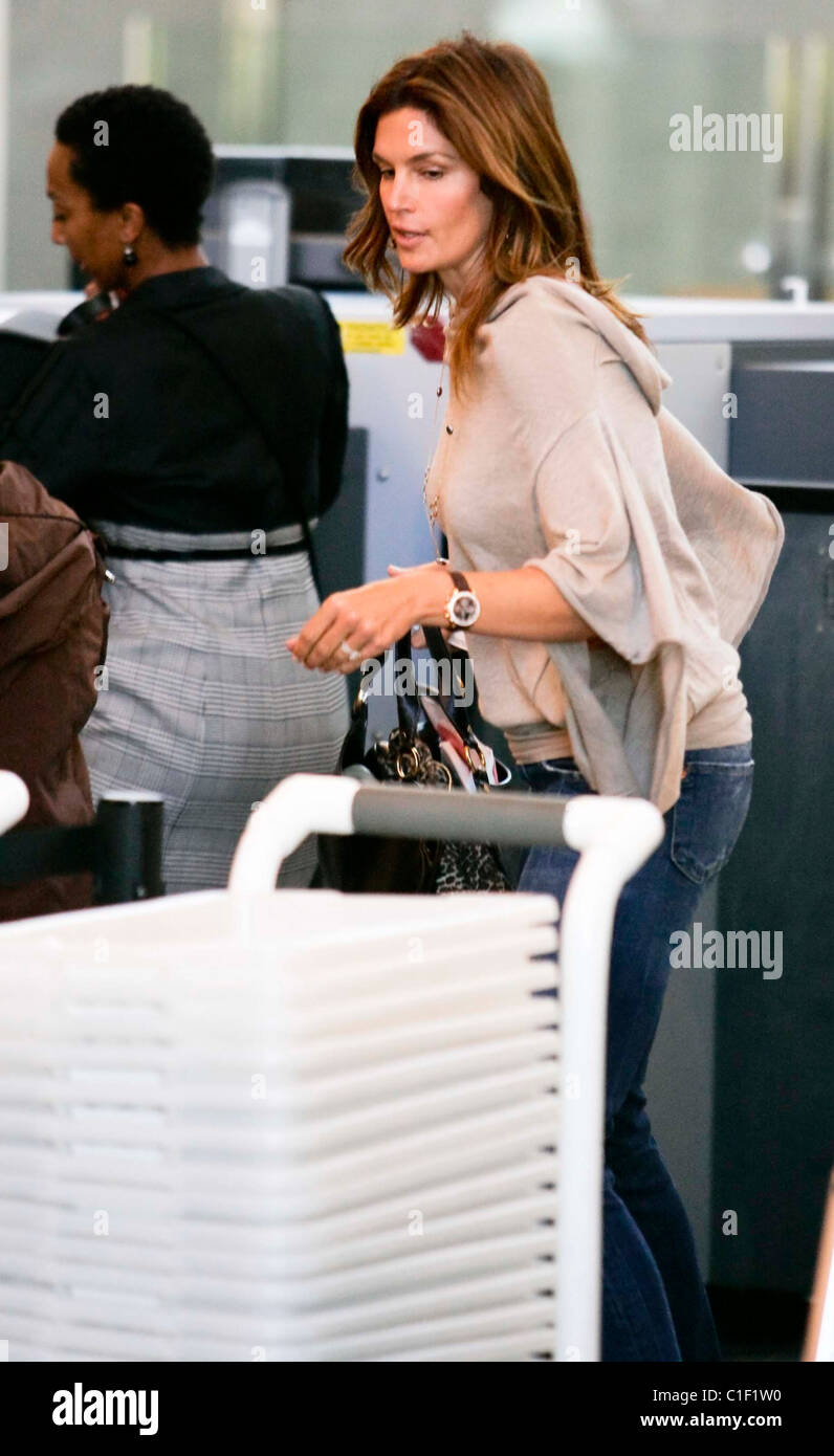 Supermodel Cindy Crawford Sicherheitsschranken an Bord einen Flug vom Flughafen LAX, New York, Los Angeles, Kalifornien - 04.05.09 Stockfoto