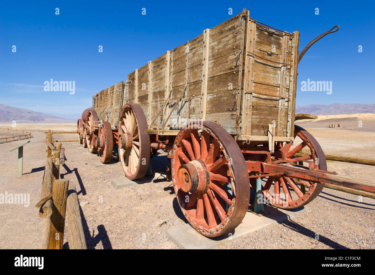 Twenty Mule Team Wagen bei der Harmony Borax Works, Furnace Creek, Death Valley Nationalpark, Kalifornien, USA Stockfoto