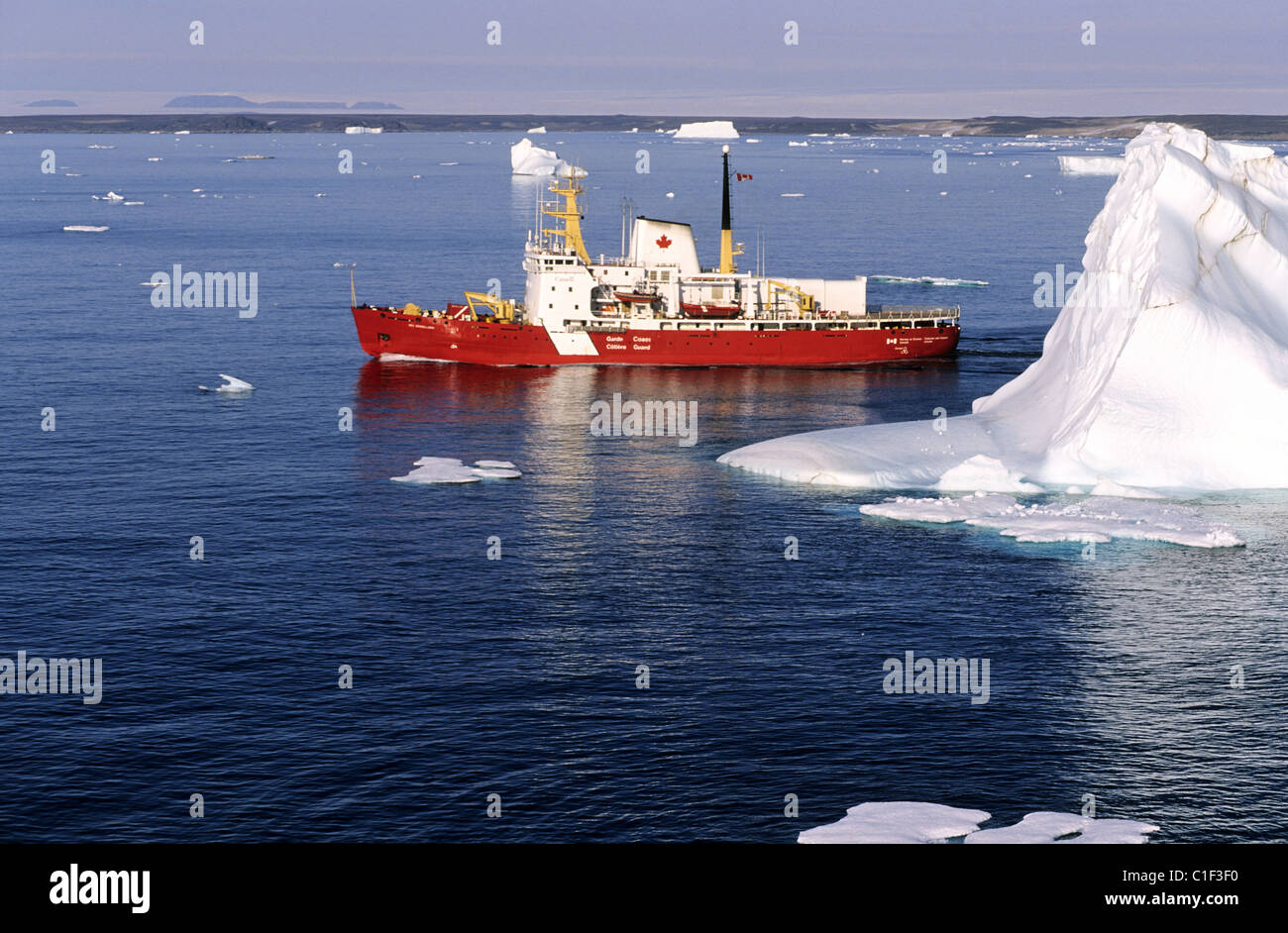 Kanada Nunavut Des Groseillers der kanadischen Küstenwache Icebreaker Progression durch die Eisberge von Lancaster Ton aus Devon Stockfoto