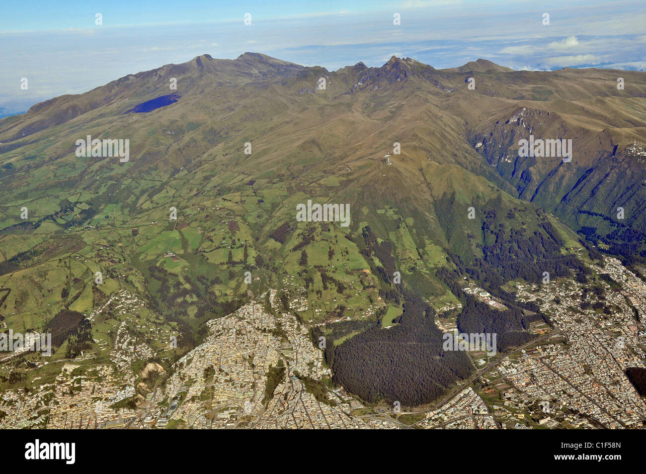 Luftaufnahme der Stadt Quito und Vulkan Pichincha, Ecuador, Südamerika Stockfoto
