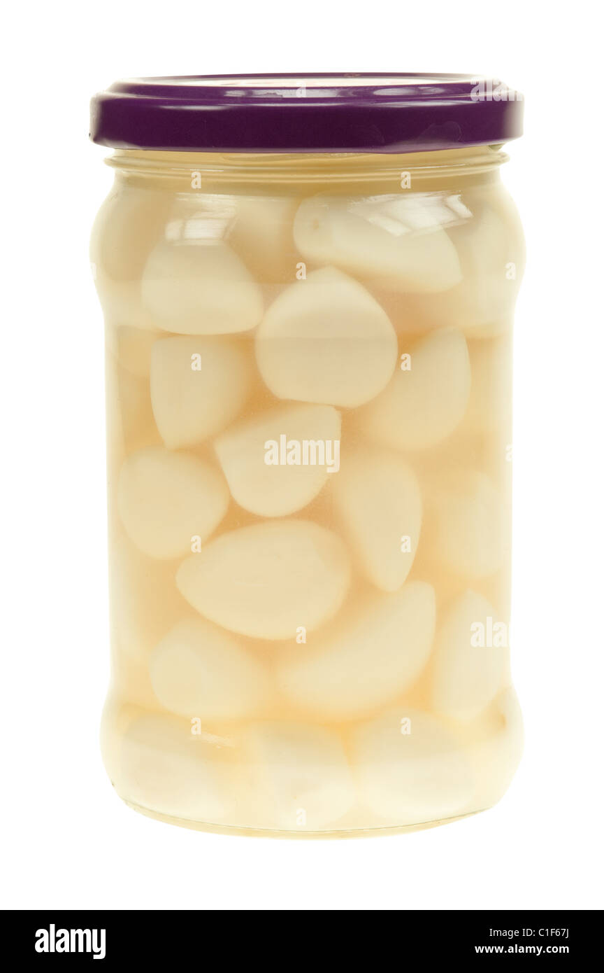 Ein Glas mit Knoblauch Stücke isoliert auf weißem Hintergrund Stockfoto