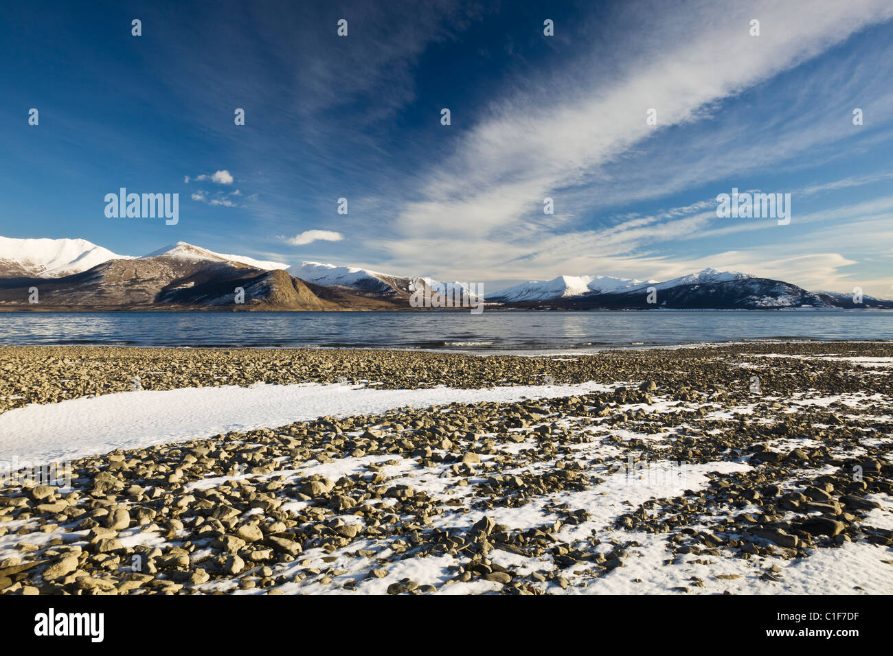 Kluane Lake, Ruby Range Mountains und Strand angrenzend zum Kluane National Park im Yukon-Territorium in Kanada. Morgen. Winter. Stockfoto