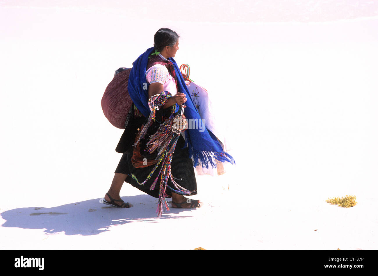 Mexiko, Quintana Roo Zustand, Riviera Maya, Cancun, Verkäuferin des Handwerkes am Strand Stockfoto