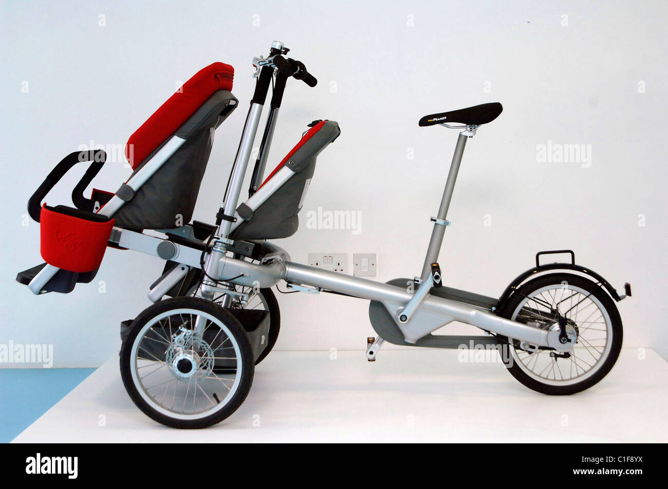 Start des neuen Taga entworfen Kinderwagen Fahrrad/Kinderwagen im Design  Museum London, England - 06.05.09 Vince Maher Stockfotografie - Alamy