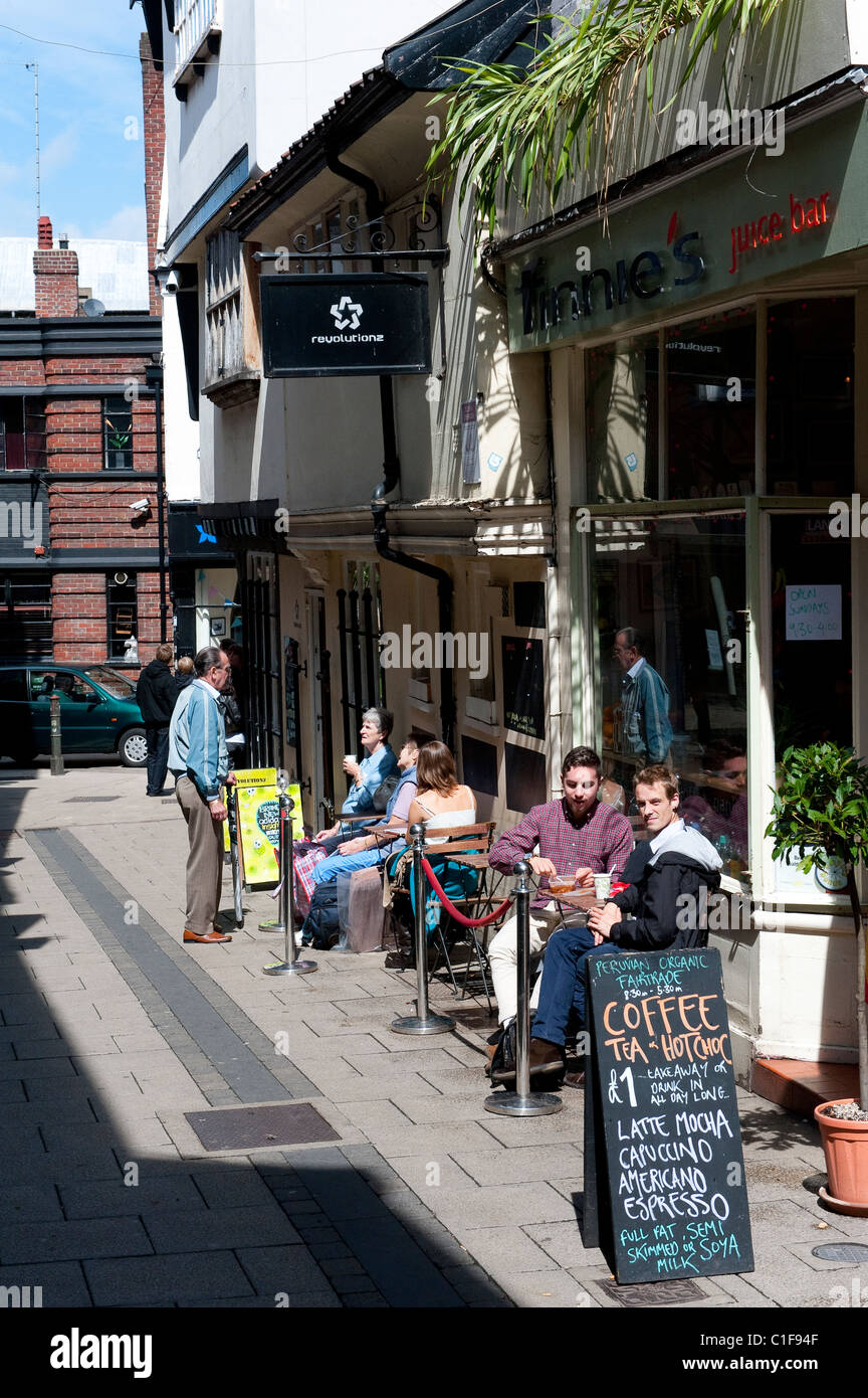 Menschen, die genießen, Essen im Freien ein Café in Norwich, East Anglia, England. Stockfoto