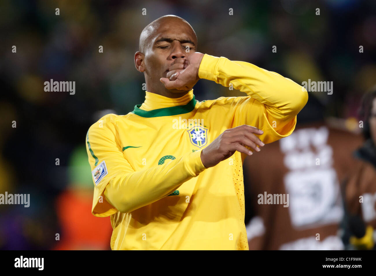 Brasiliens Maicon küsst seinen Ring nach ein Tor gegen Nordkorea während eines Fußballspiels 2010 World Cup feiern. Stockfoto