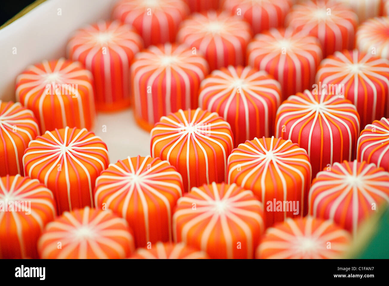 Orange, Mini-Kuchen Cupcakes hübsch Hochzeit Geburtstag kleine süße mundgerechte Vereisung Stockfoto