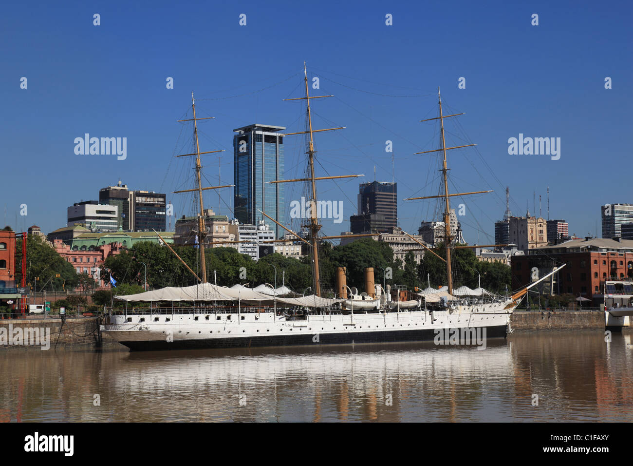 [Puerto Madero] Docklands Regeneration im [] Argentinien zeigen [Presidente Sarmiento] Fregatte und moderne Büros Stockfoto