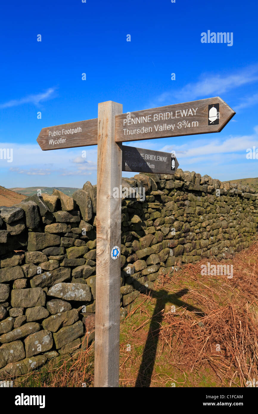 Pennine Bridleway hölzerne Wegpunkt über Wycoller in der Nähe von Boulsworth Hill, Colne, Lancashire, England, UK. Stockfoto