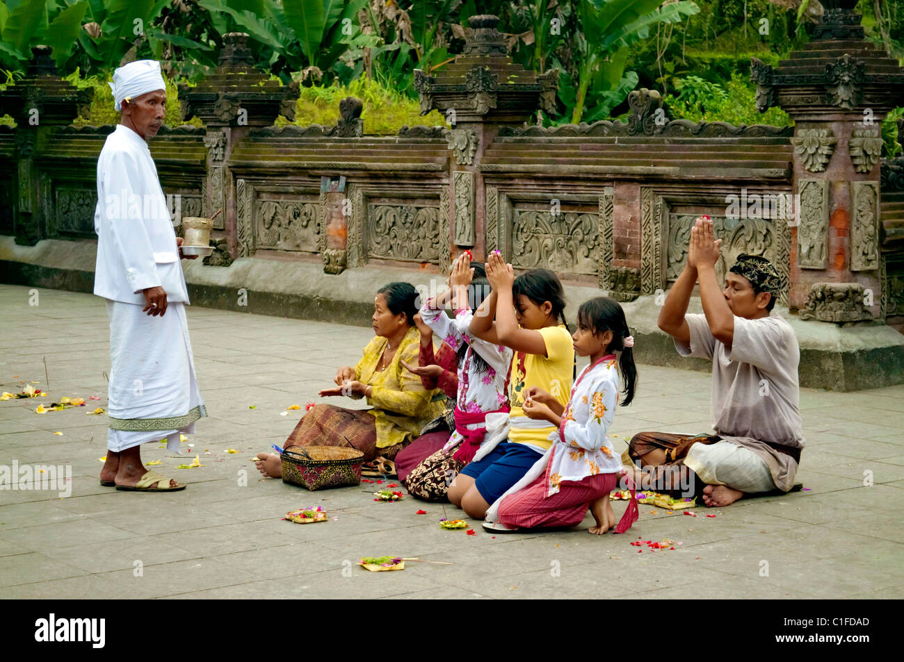 Gläubigen beten Menschen in indonesischen hindu-Tempel im Rahmen einer traditionellen Zeremonie Stockfoto