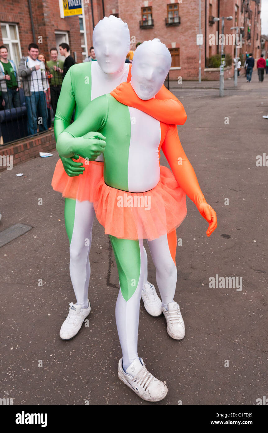 Zwei Männer gekleidet in alle Körper-Outfits mit den Farben der irischen Flagge für St. Patricks Day Stockfoto