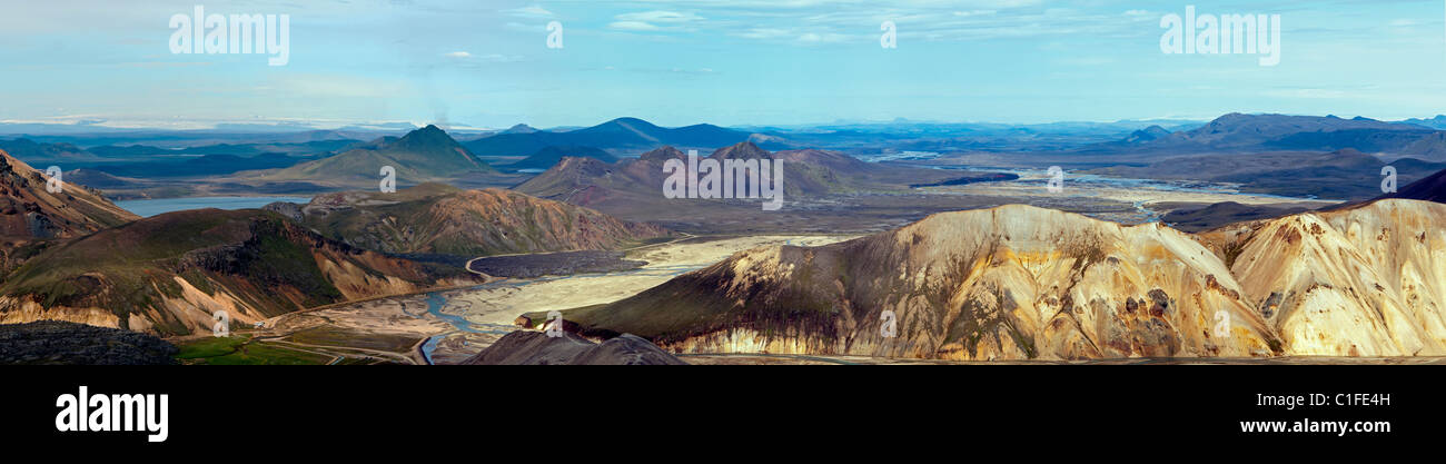 Blick über den schönen farbigen mineralischen Bergen im Bereich Landmannalaugar im isländischen Hochland. Hochland. Stockfoto