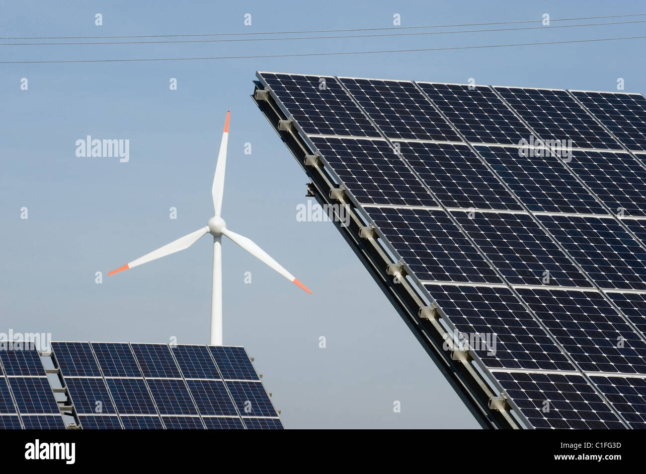 Photovoltaik-Anlage und einer Windkraftanlage Stockfoto