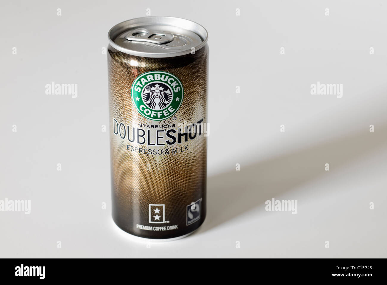 Dose mit Starbucks Double Schuss Espresso und Milch kalten Kaffee trinkfertig Stockfoto