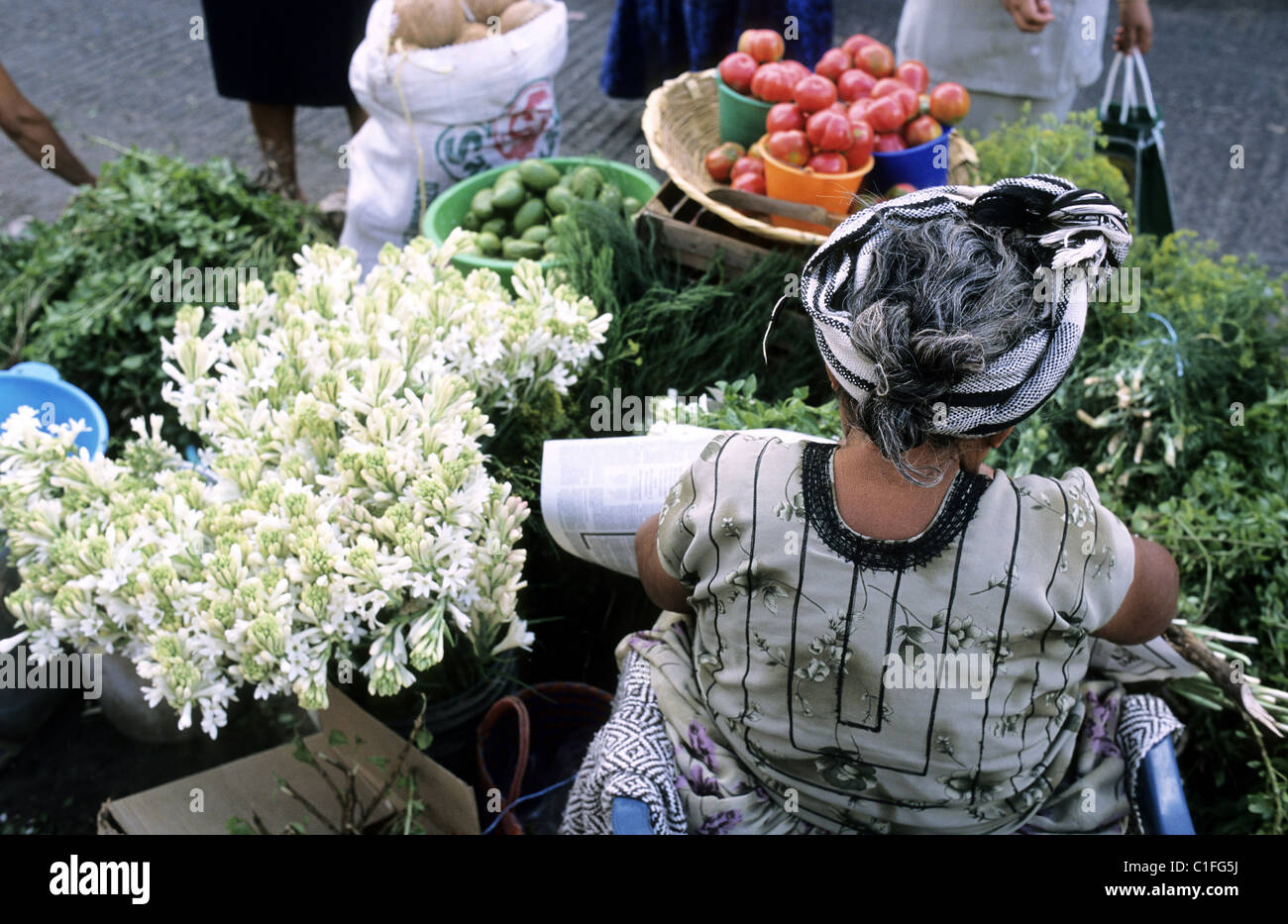 Mexiko, Oaxaca Zustand Tehuantepec, Verkäuferin von Blumen des Marktes Stockfoto