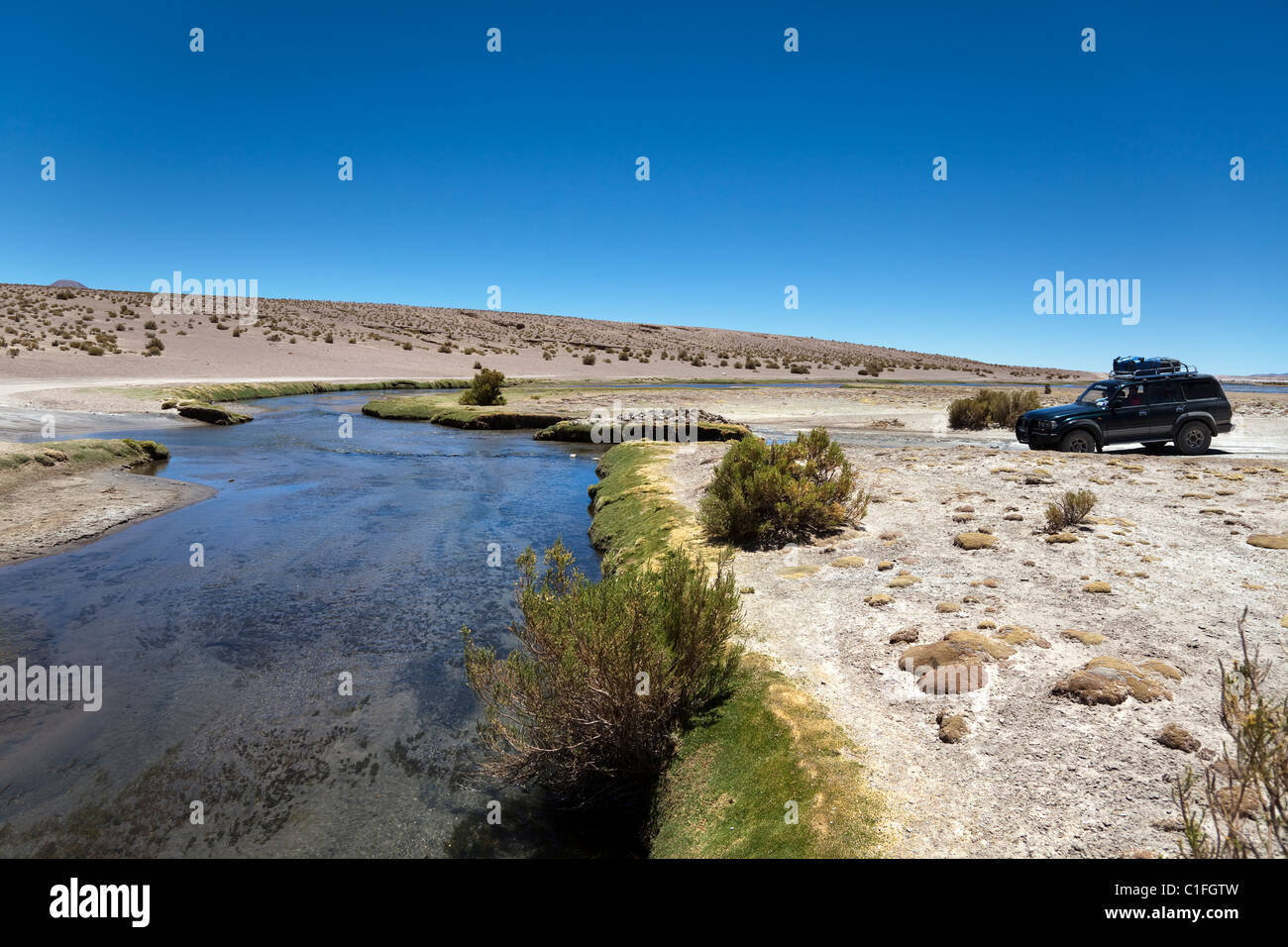 Schöne Aussicht in Süd-West-Bolivien mit 4 x 4 Fahrzeug, eine Überquerung des Flusses zu überqueren. Stockfoto