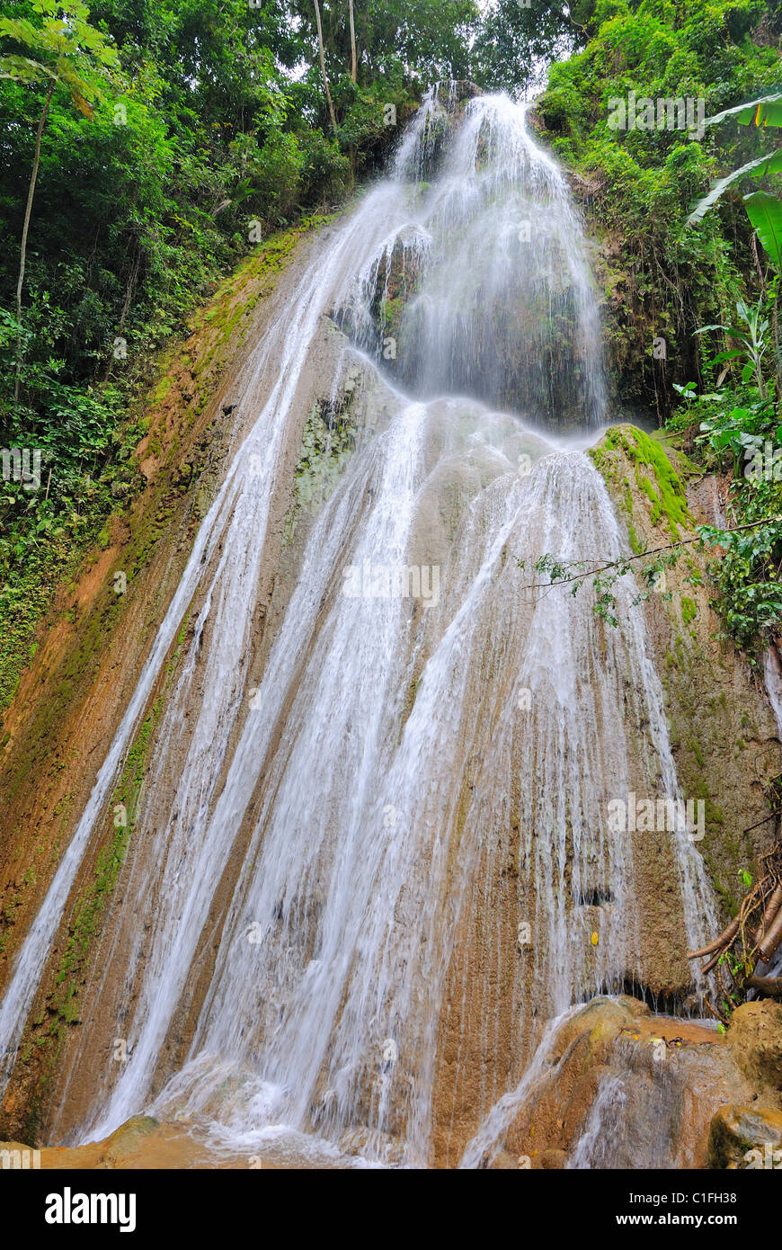 Tropischer Wasserfall in Samana, Dominikanische Republik. Stockfoto