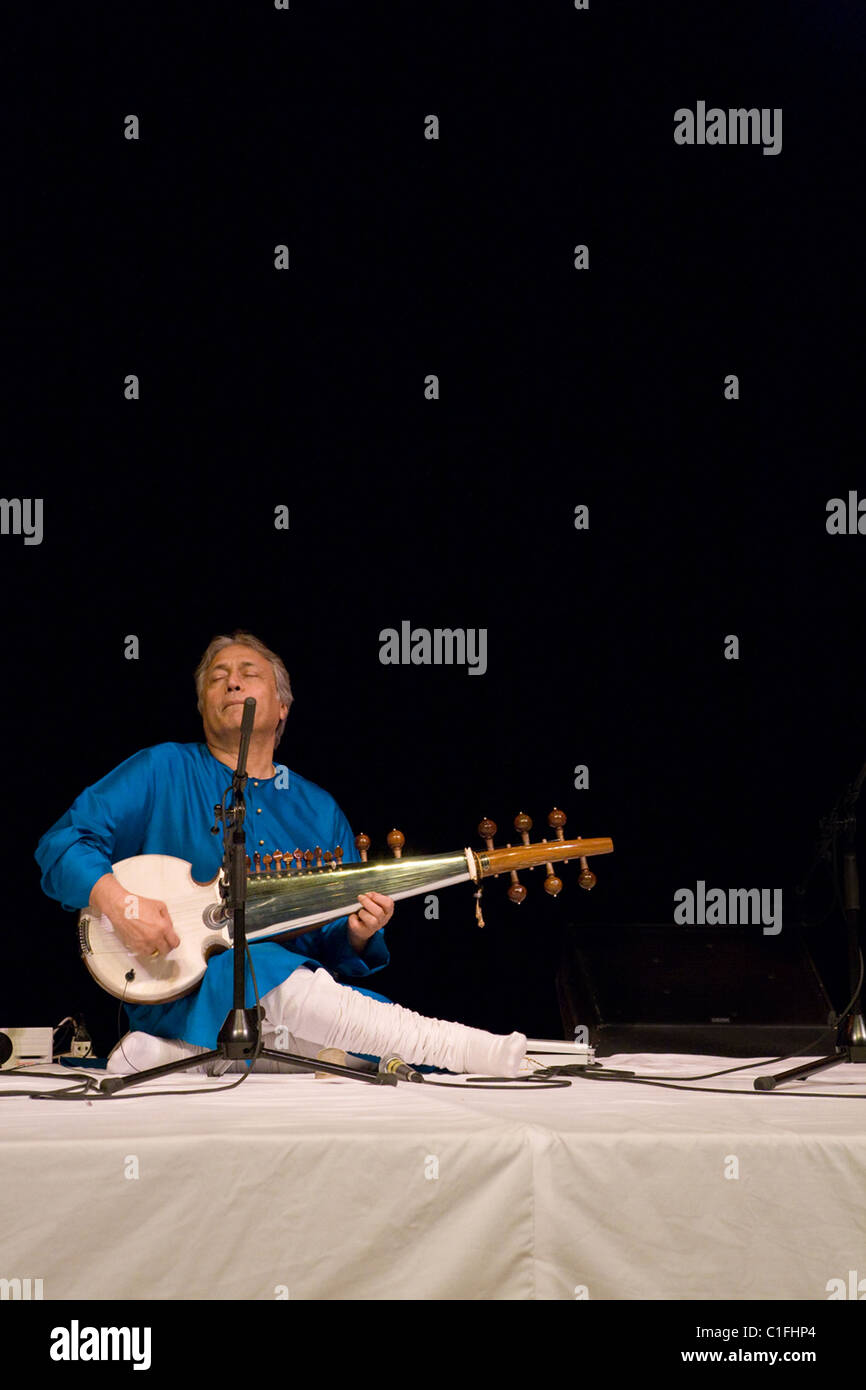 Klassische indische Musiker auf der Bühne, darunter berühmte sarod Maestro, Ustad Amjad Ali Khan und Tabla player, Vineet Vyas in Montreal leben. Stockfoto