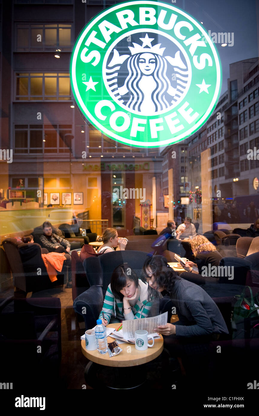 Studenten bei Starbucks in der Friedrichstrasse, Berlin, Deutschland Stockfoto