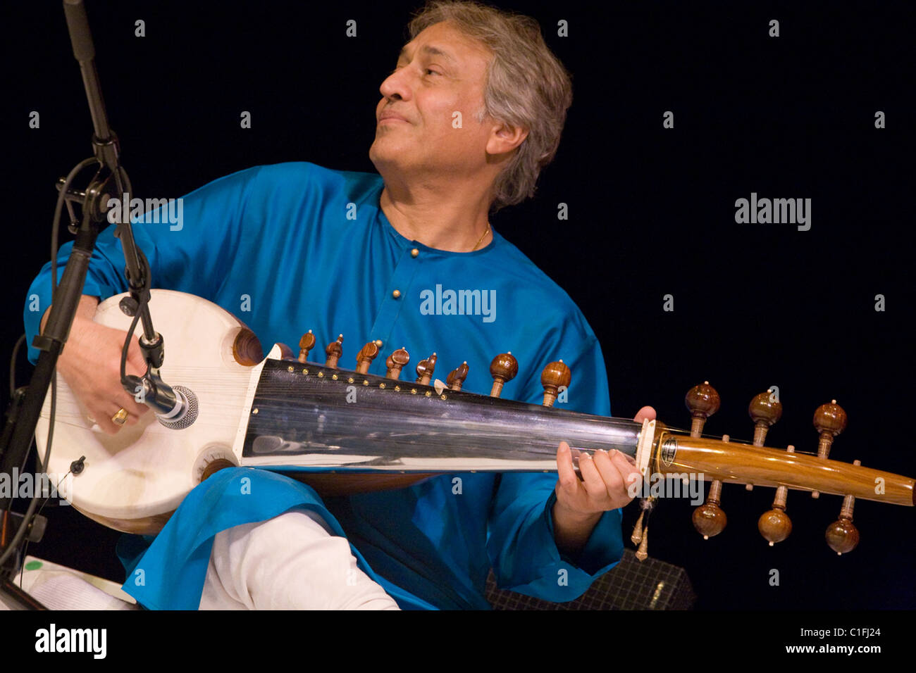 Klassische indische Musiker auf der Bühne, darunter berühmte sarod Maestro, Ustad Amjad Ali Khan und Tabla player, Vineet Vyas in Montreal leben. Stockfoto