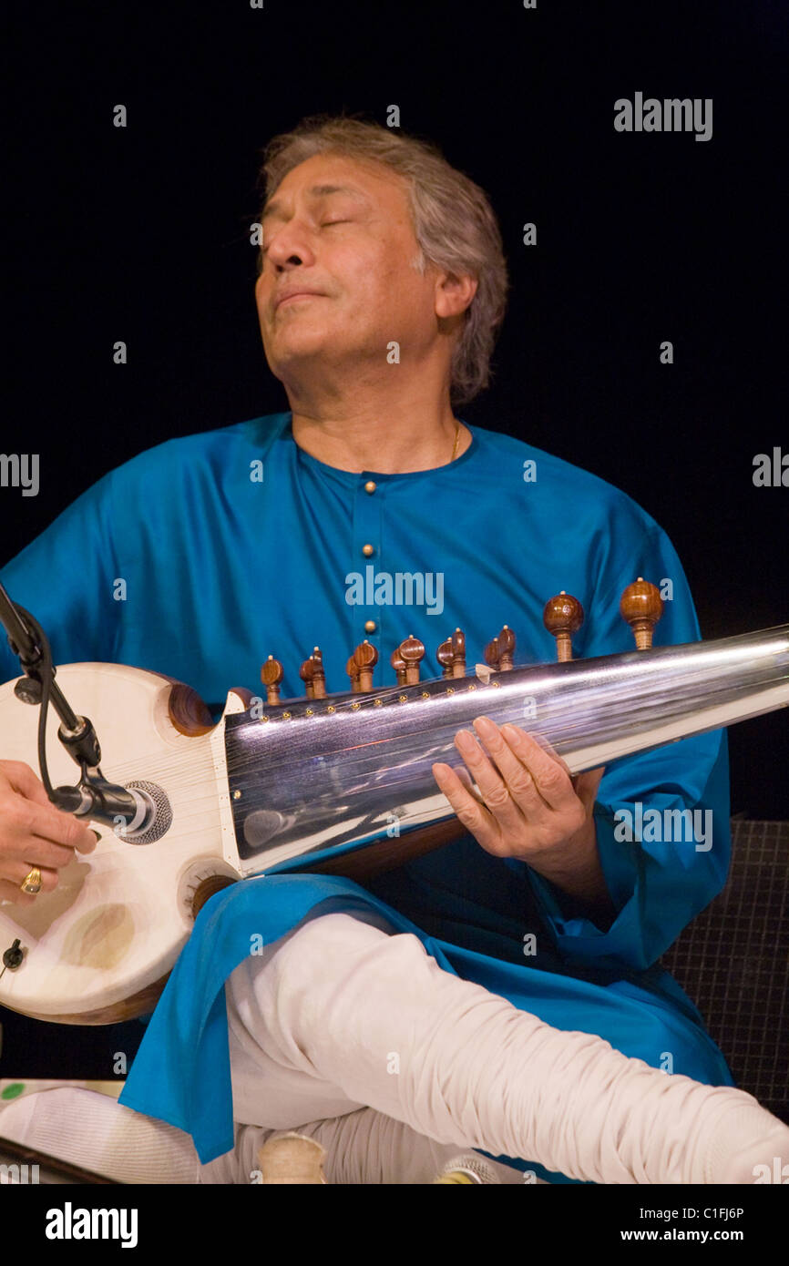 Klassische indische Musiker auf der Bühne, darunter berühmte sarod Maestro, Ustad Amjad Ali Khan und Tabla player, Vineet Vyas in Montreal leben. Stockfoto
