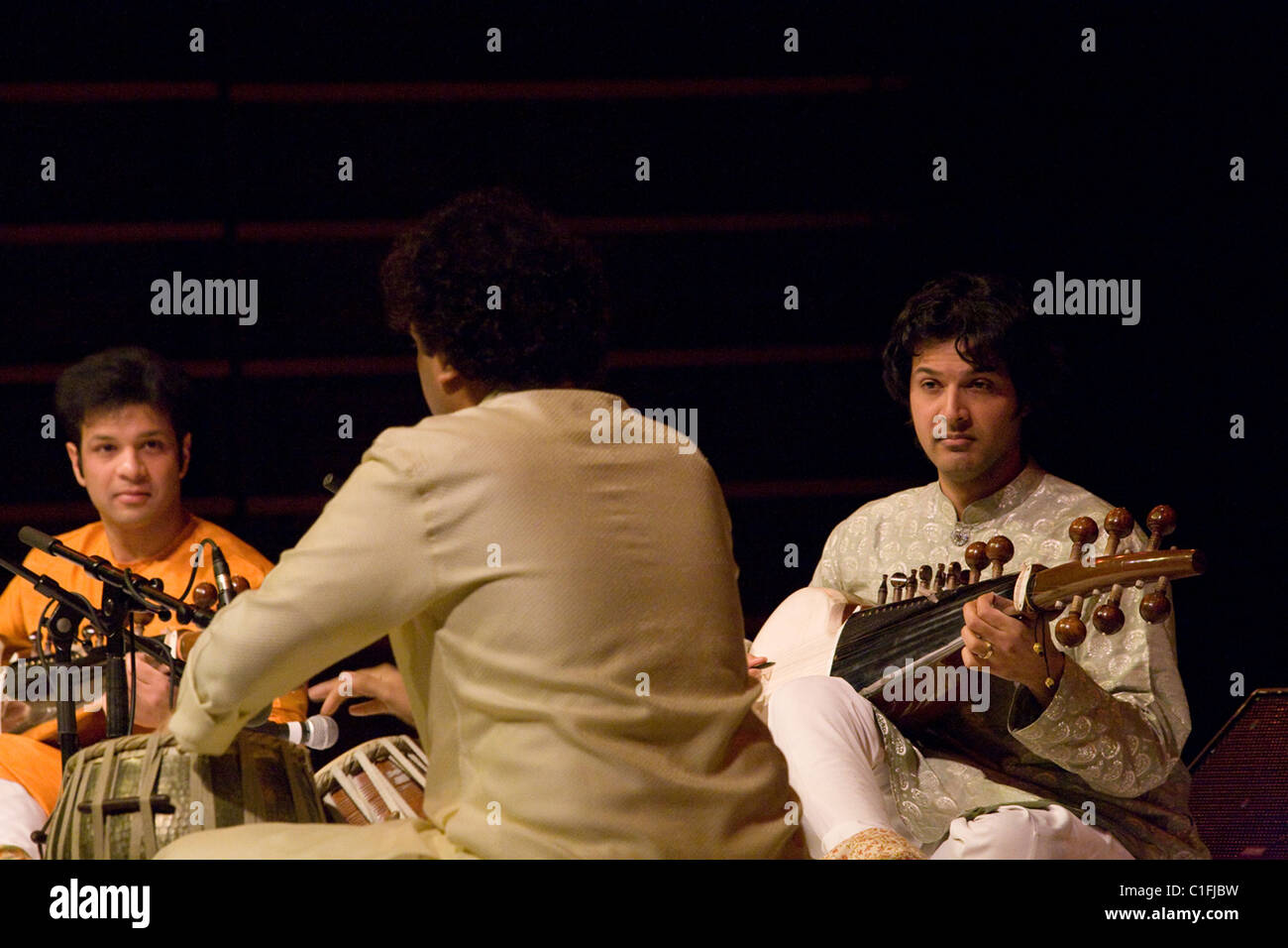 Klassische indische Musiker auf der Bühne, darunter berühmte sarod Maestro, Ustad Amjad Ali Khan und Tabla player, Vineet Vyas in Montreal leben. Stockfoto