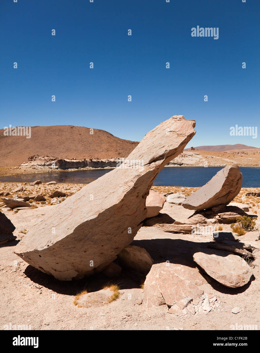 Felsformationen und See im südlichen Bolivien, Südamerika. Stockfoto