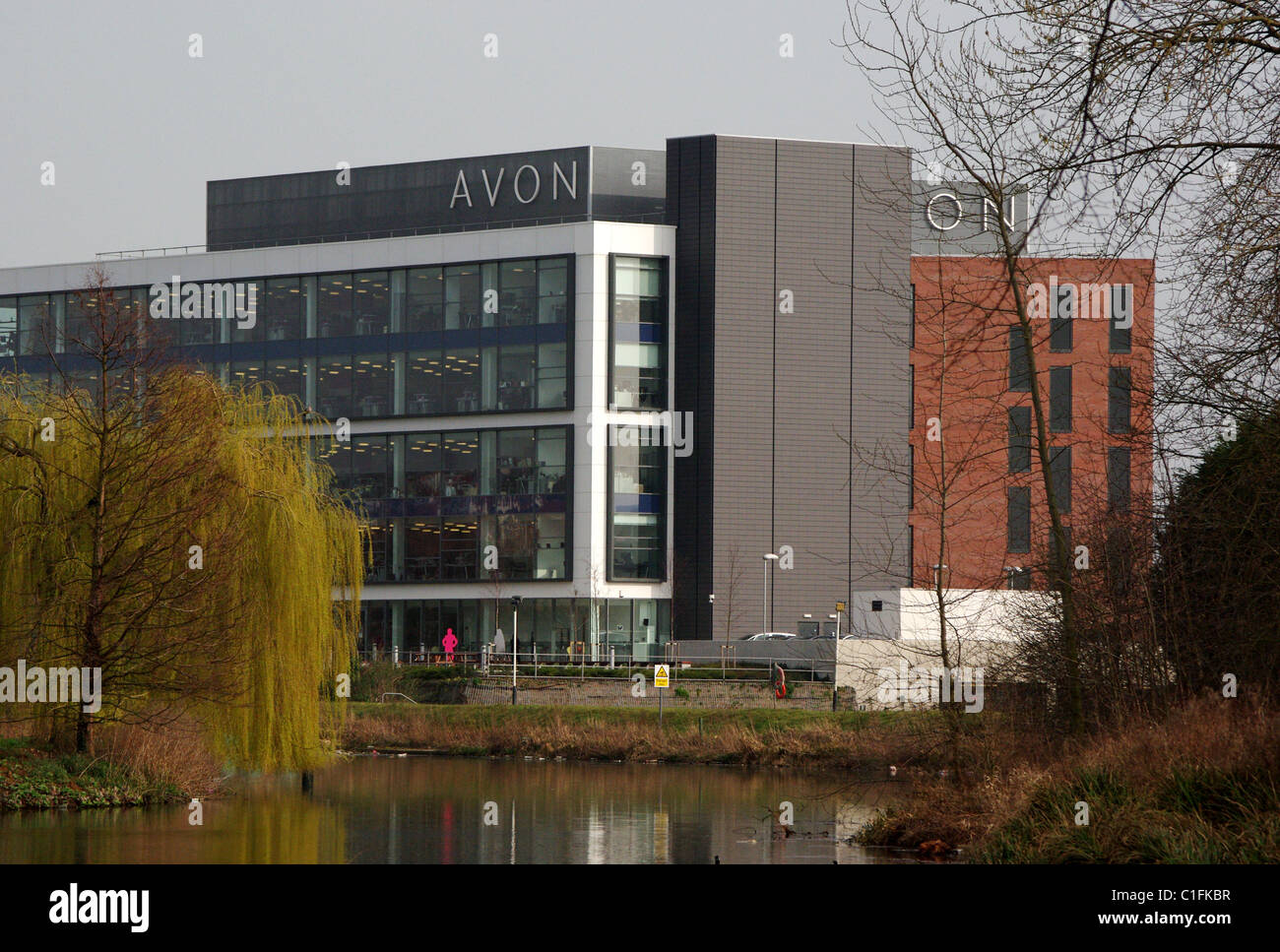 Der Hauptsitz von Avon Cosmetics liegt am Fluss Nene in Northampton Stockfoto