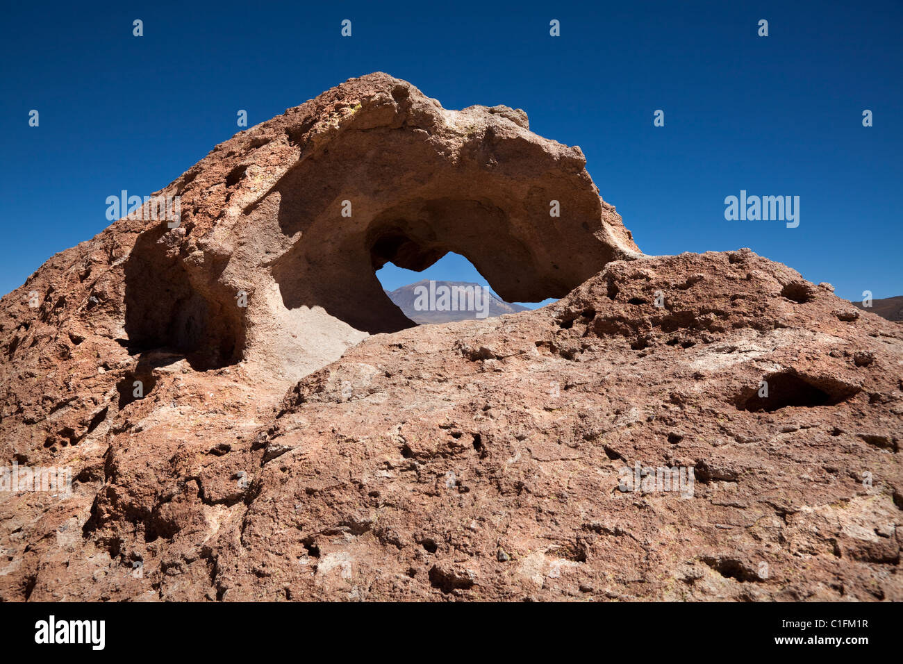 Wüste Landschaftsansicht mit Rock Arch, South Western Bolivien, Südamerika. Stockfoto