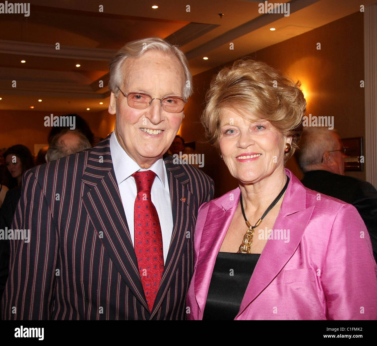 Nicholas Parsons, Annie Parsons Sonntag Mittagessen mit Leslie Phillips in London Marriott Hotel Regents Park in London stattfand, Stockfoto